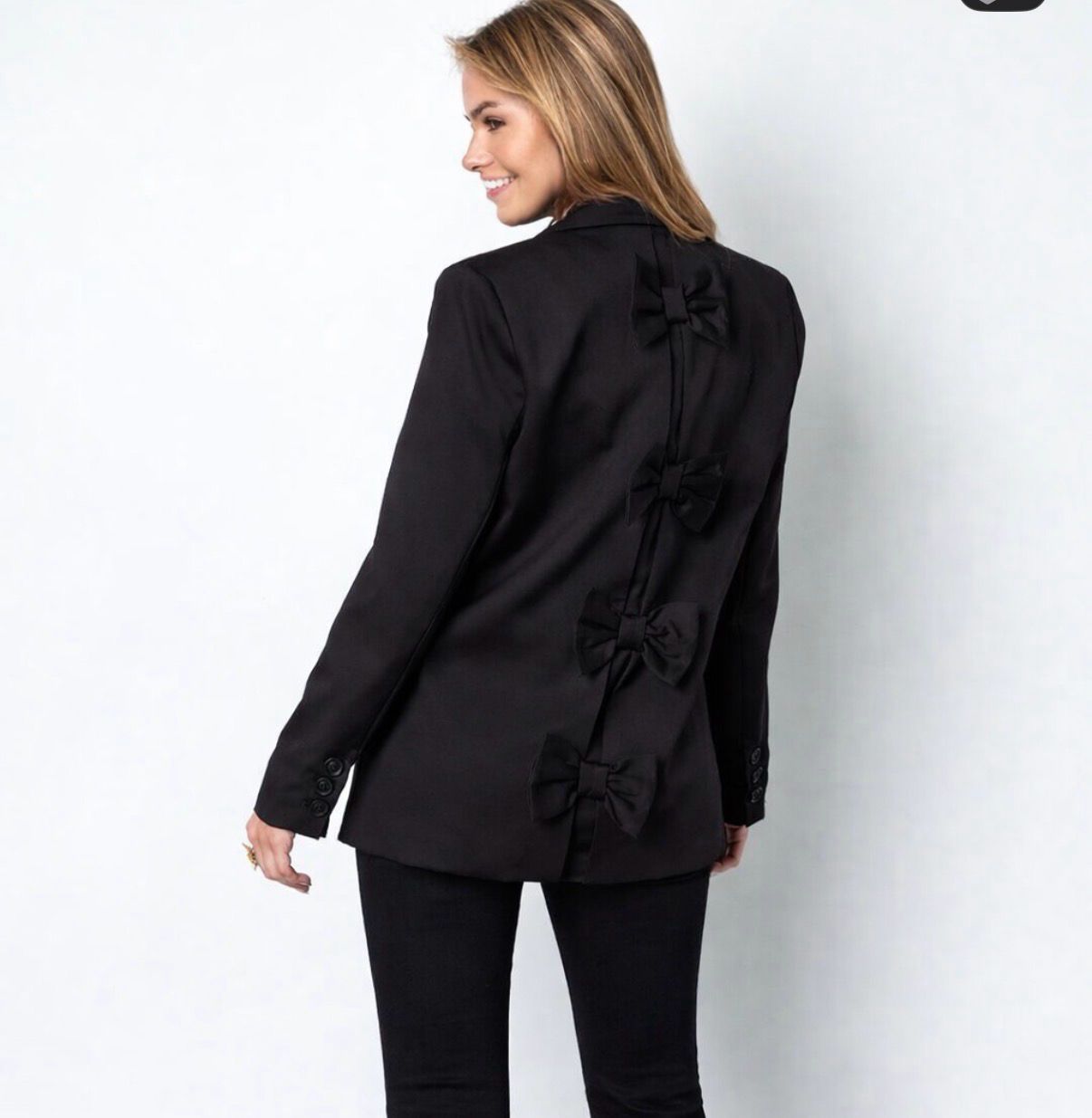 “Dames Blazer met Strikjes Achterkant – Elegante Zwarte Statement Jas”