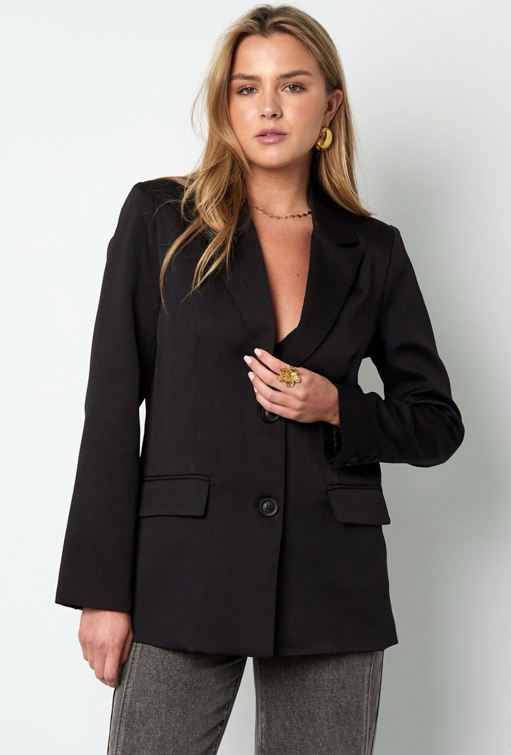 “Dames Blazer met Strikjes Achterkant – Elegante Zwarte Statement Jas”