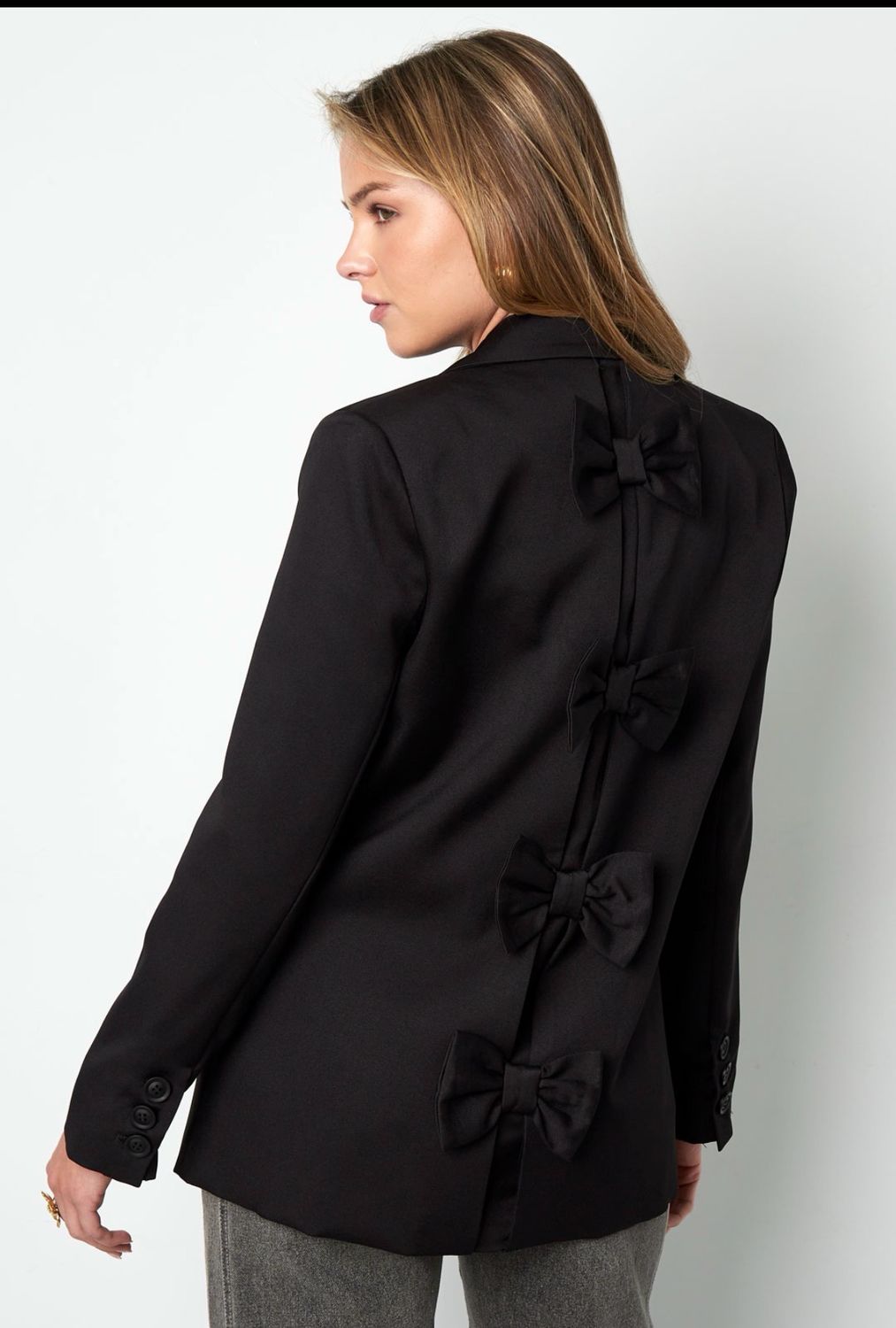 “Dames Blazer met Strikjes Achterkant – Elegante Zwarte Statement Jas”