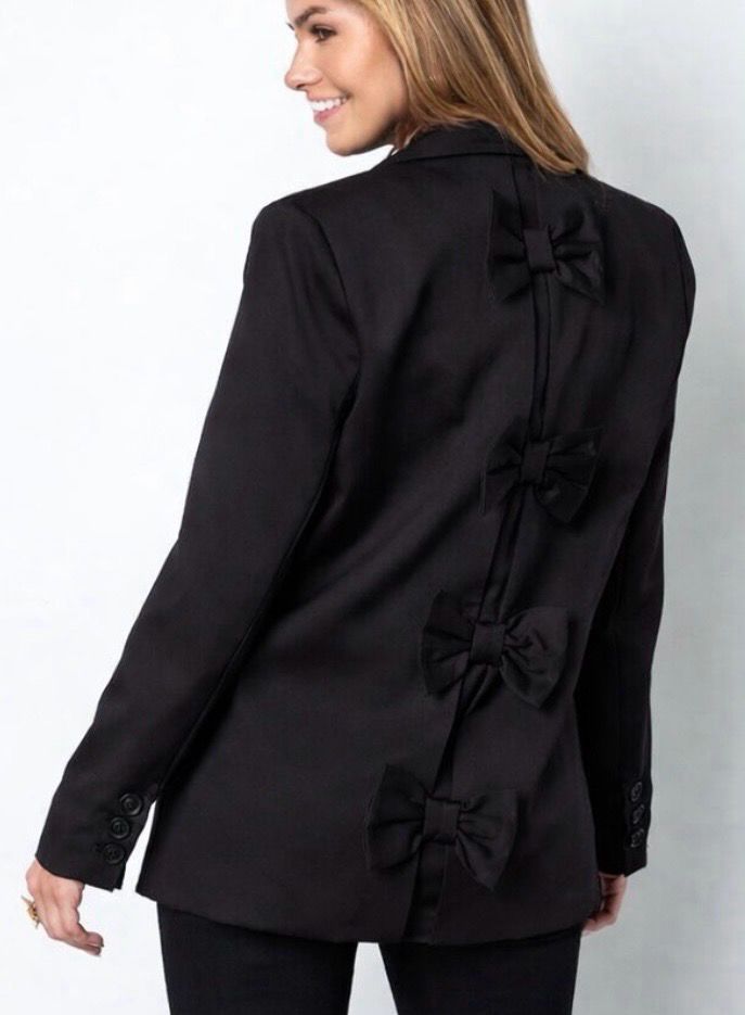 “Dames Blazer met Strikjes Achterkant – Elegante Zwarte Statement Jas”