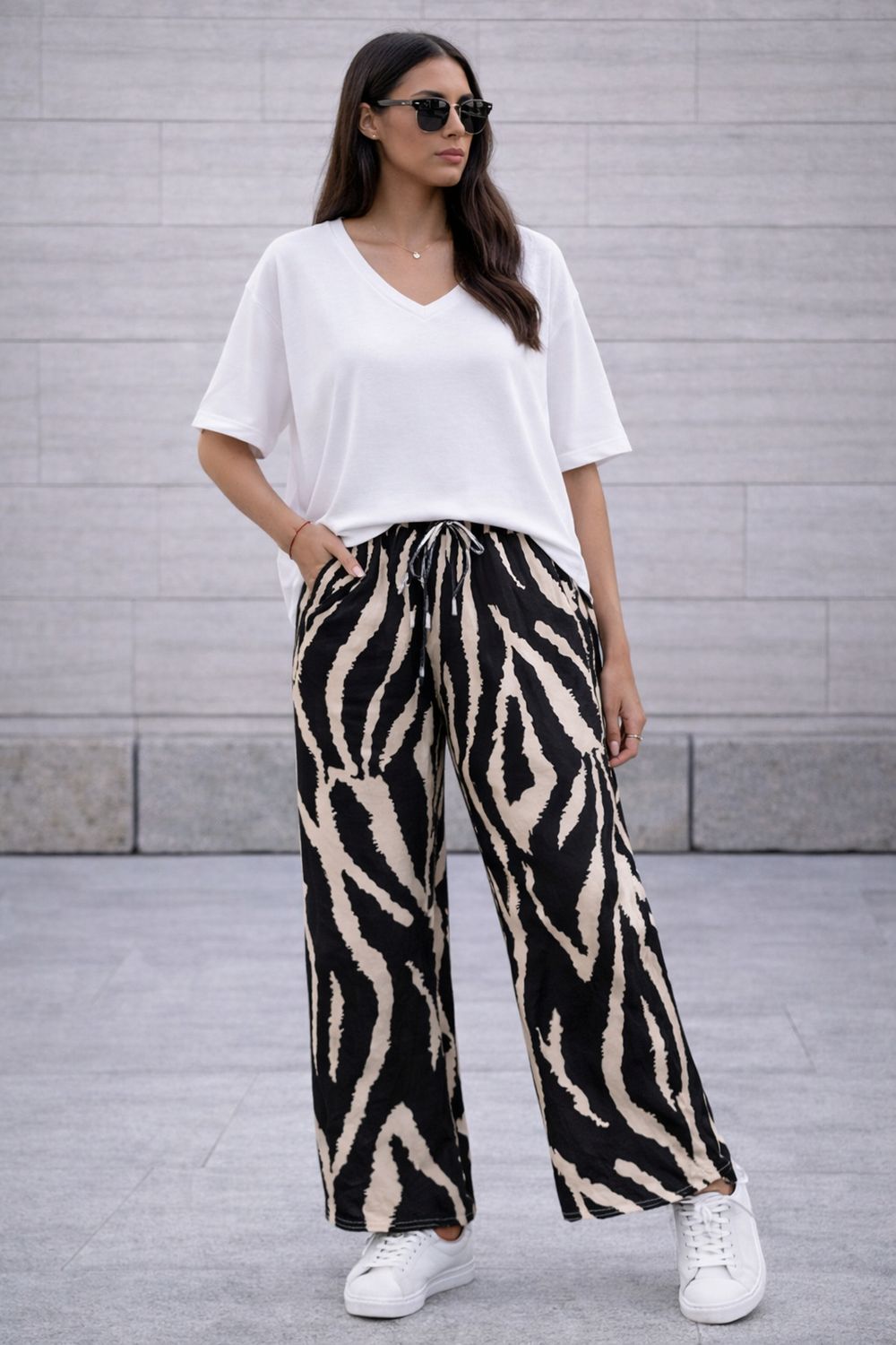 Losse broek in viscose silk effect met zakken- romantische soepelvallende broek voor dames