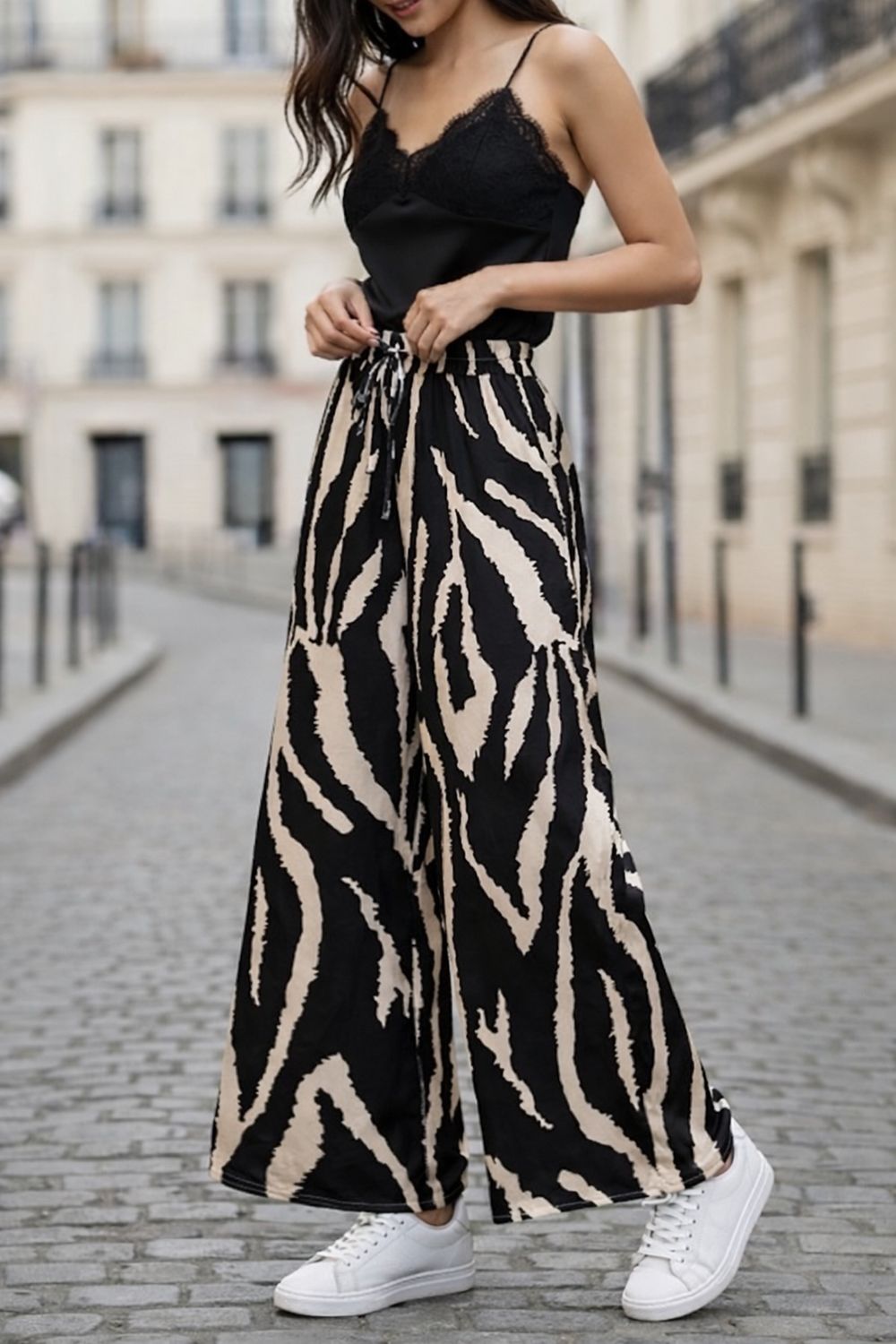 Losse broek in viscose silk effect met zakken- romantische soepelvallende broek voor dames