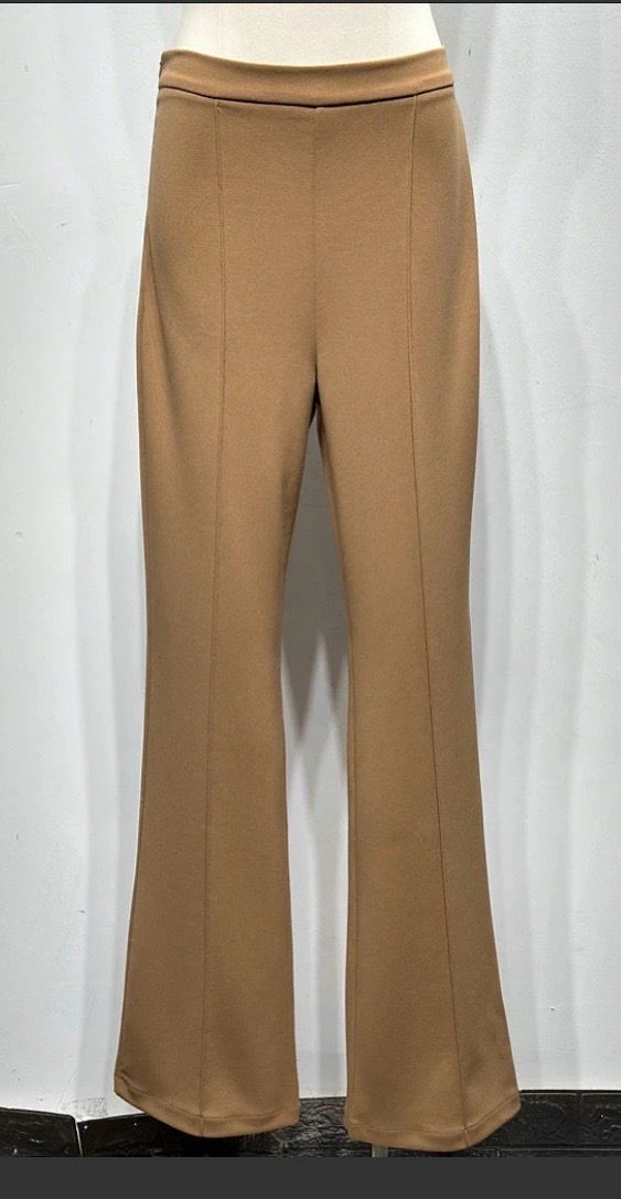 Caramel Flare Stretch Broek- zwarte Soft Knit Coltrui - Tailored Zwarte Blazer