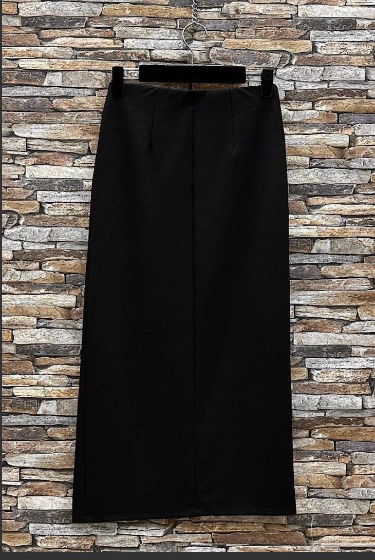 Elegante zwarte lange rok met split en knopen – Tijdloze dames rok met elastische taille