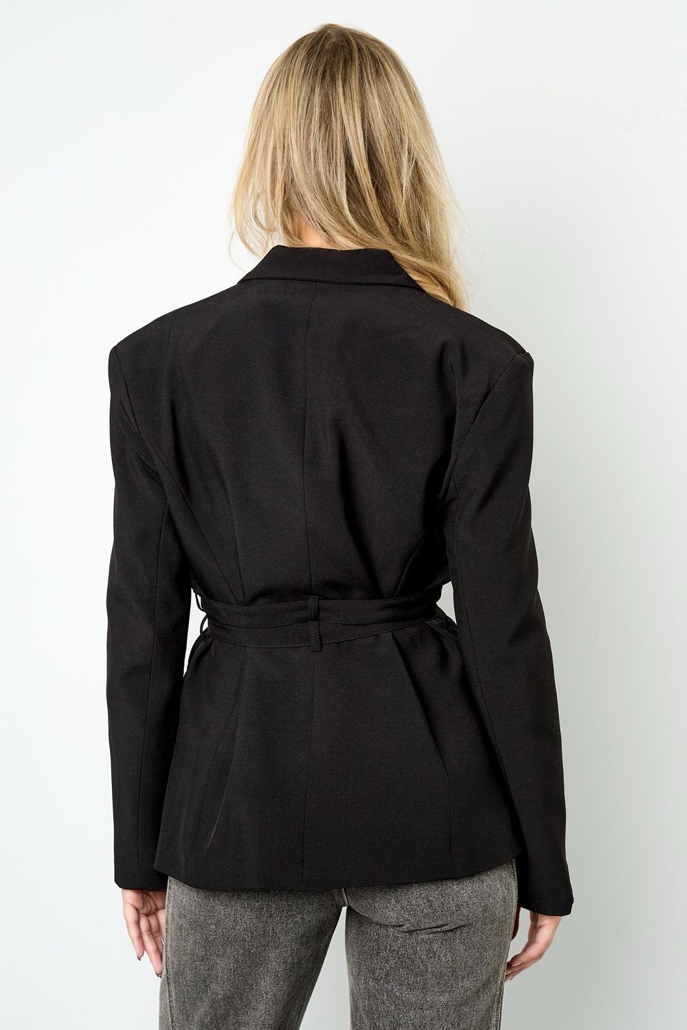 achterkant model met Dubelle riem zwarte blazer- blazer met getailleerde riem