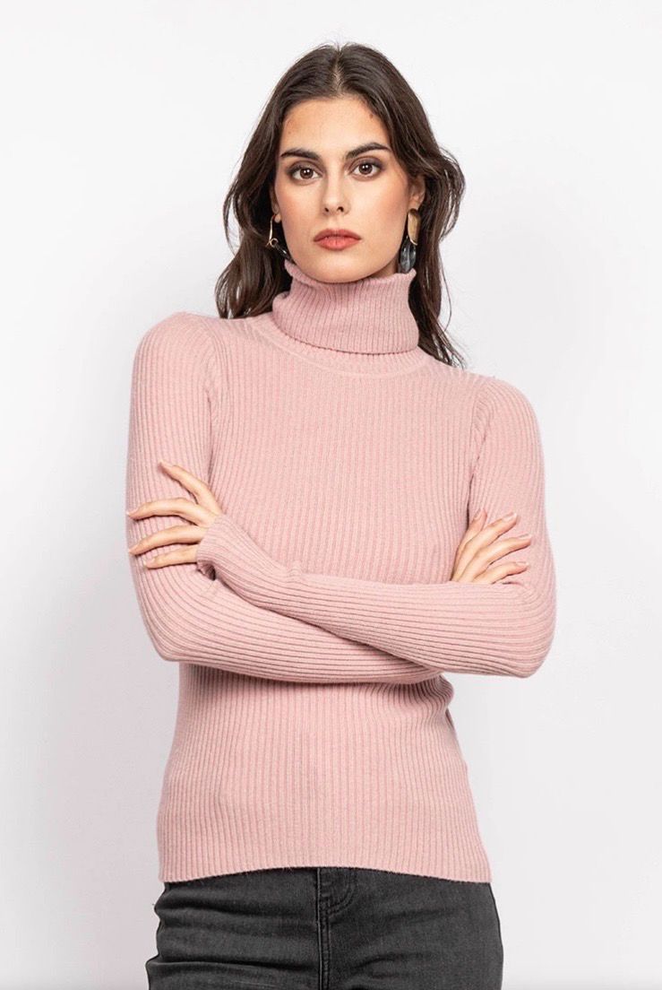 model met zachte knit coltrui in roze