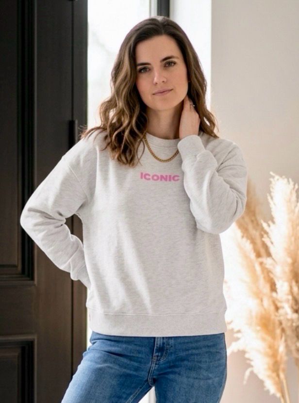 ICONIC Licht Grijze Sweater met Backprint – Casual Chic Dames Sweater | Infinity Me