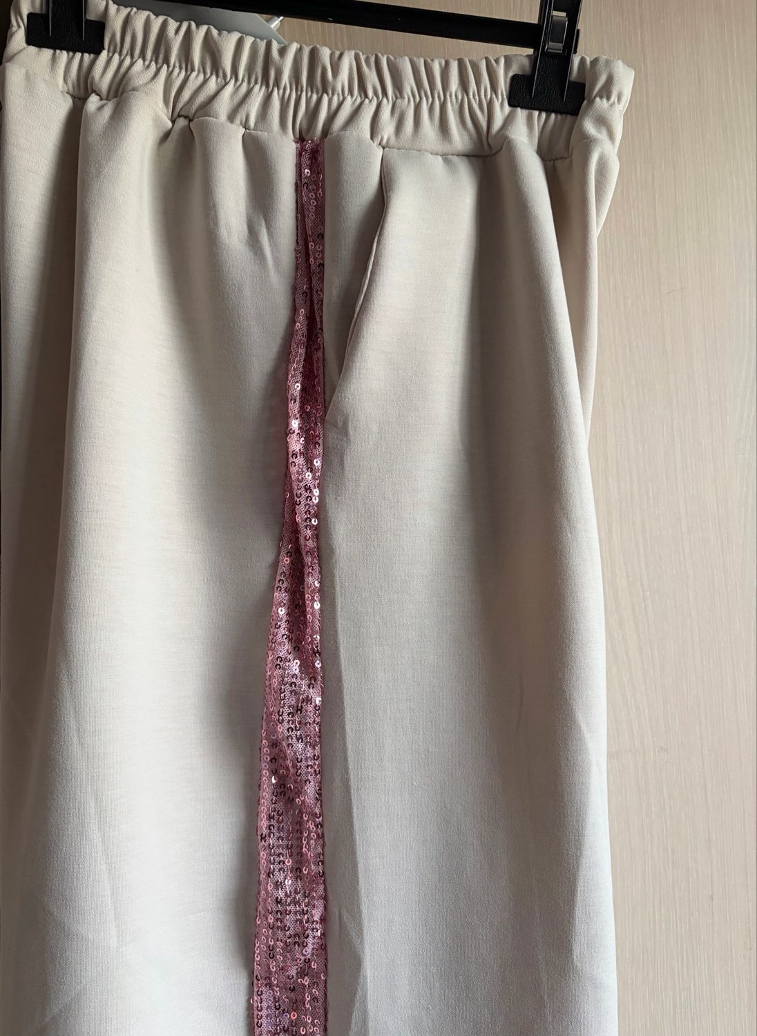 Infinity Me comfy set met roze detail – zachte stretch &amp; relaxed fit