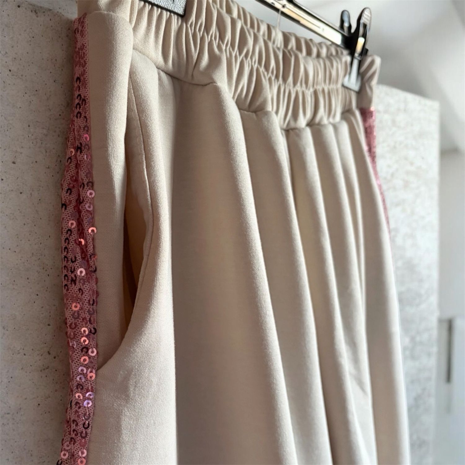 Infinity Me comfy set met roze detail – zachte stretch &amp; relaxed fit