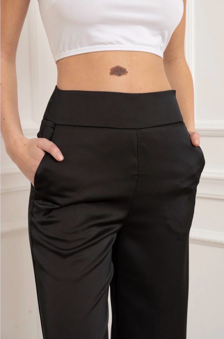Zwarte satijnen wide leg damesbroek – elegante hoge taille