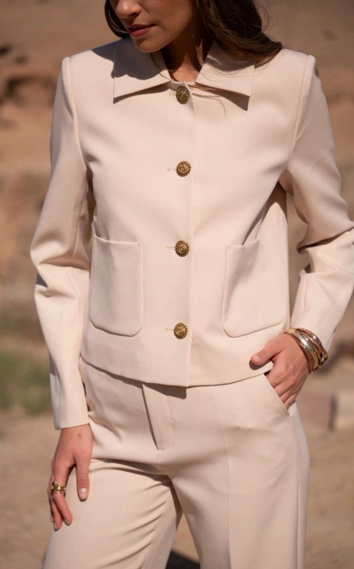 Elegante Premium dames blazer Jas met gouden knopen – verfijnde tailored pasvorm- Beige