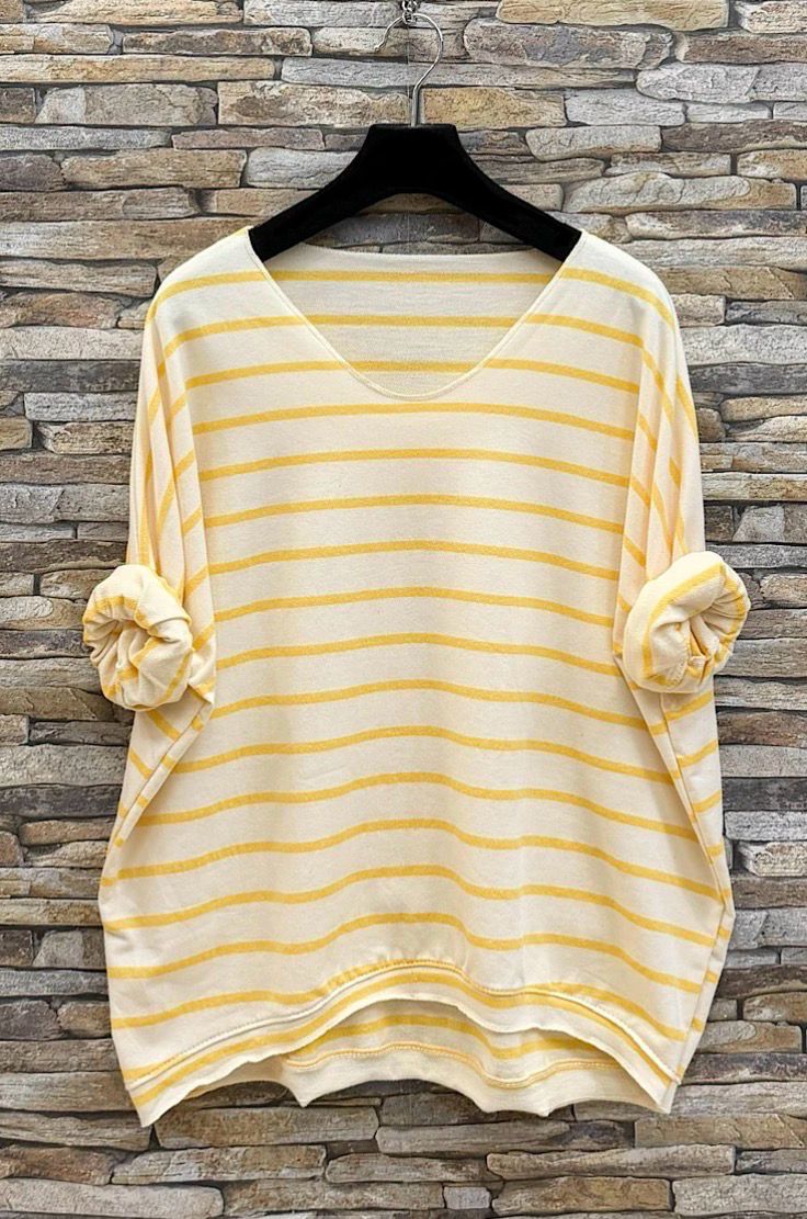 Losvallende gestreepte top met V-hals