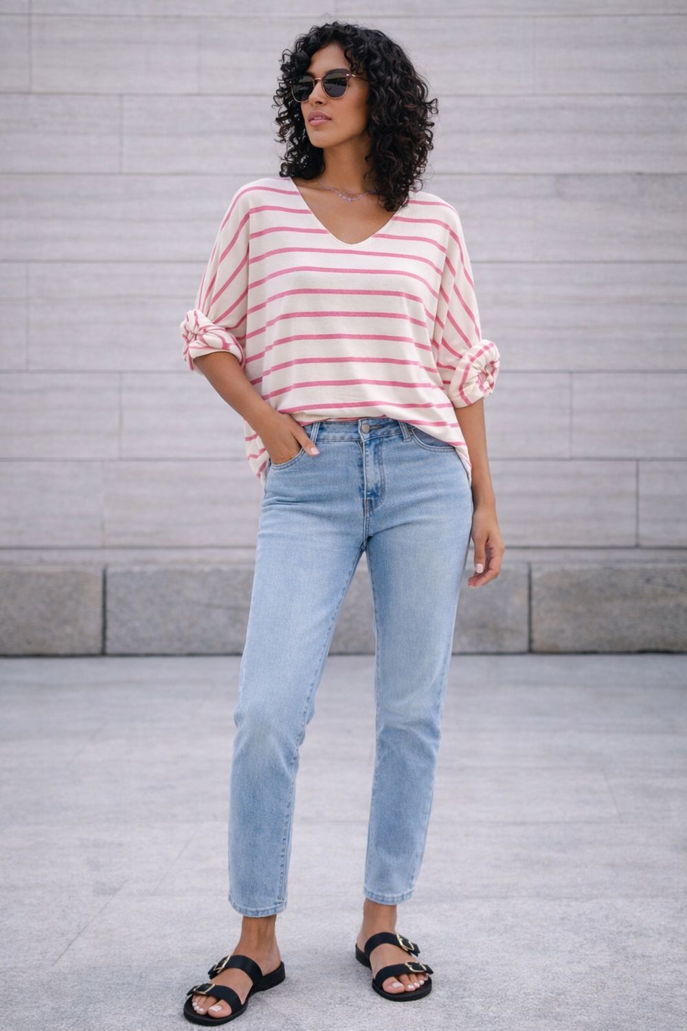 Losvallende gestreepte top met V-hals