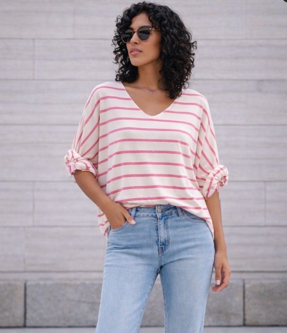 Losvallende gestreepte top met V-hals