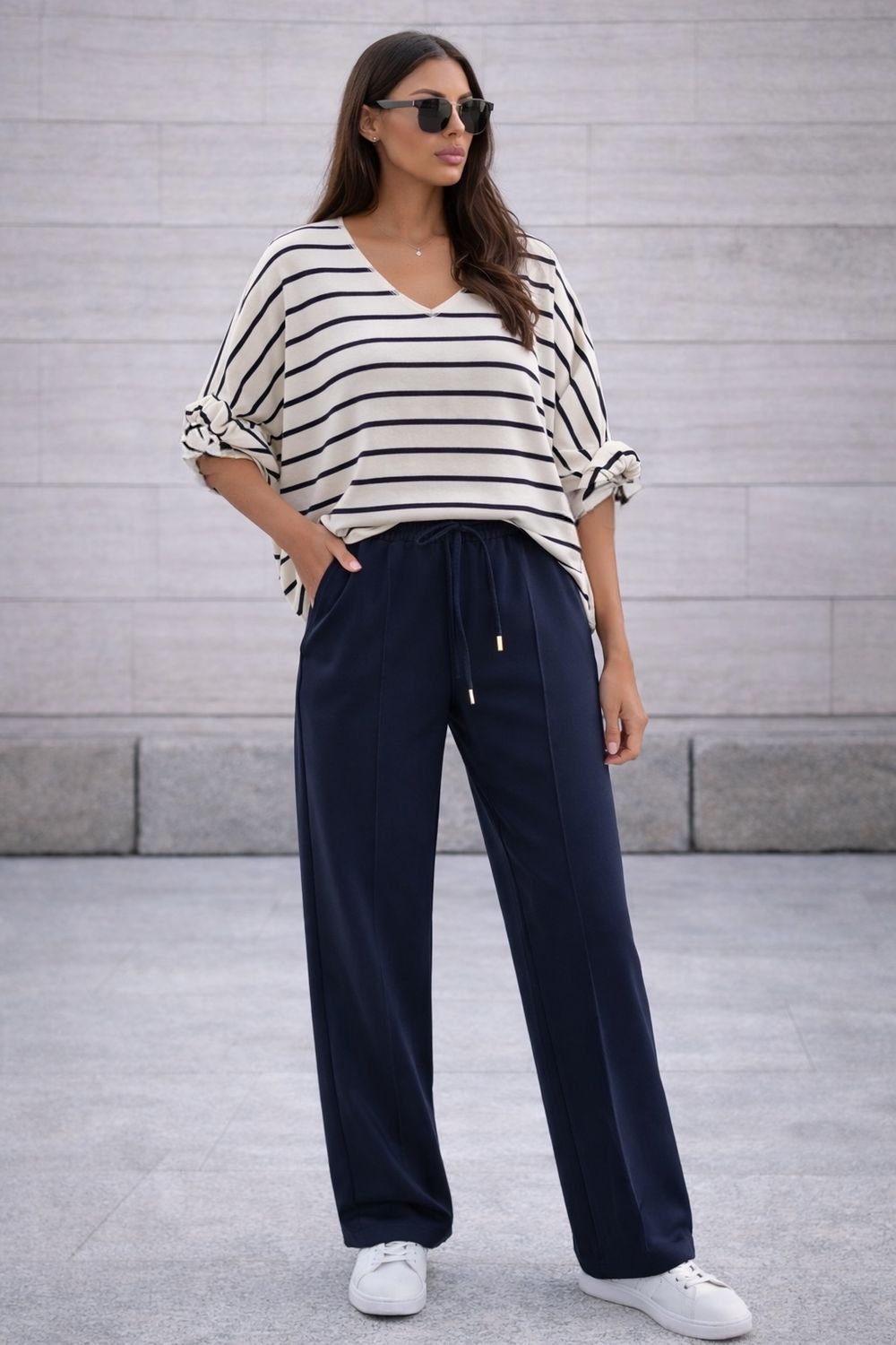 Losvallende gestreepte top met V-hals