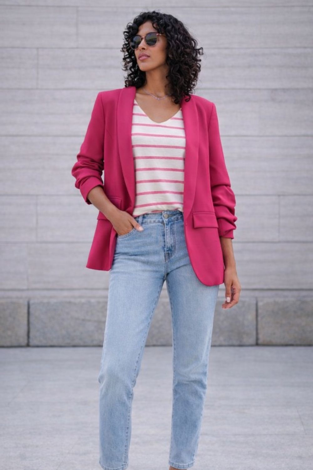 Losvallende gestreepte top met V-hals