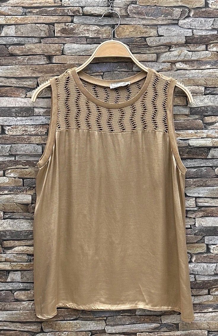 Elegante mouwloze top met opengewerkt bovenstuk