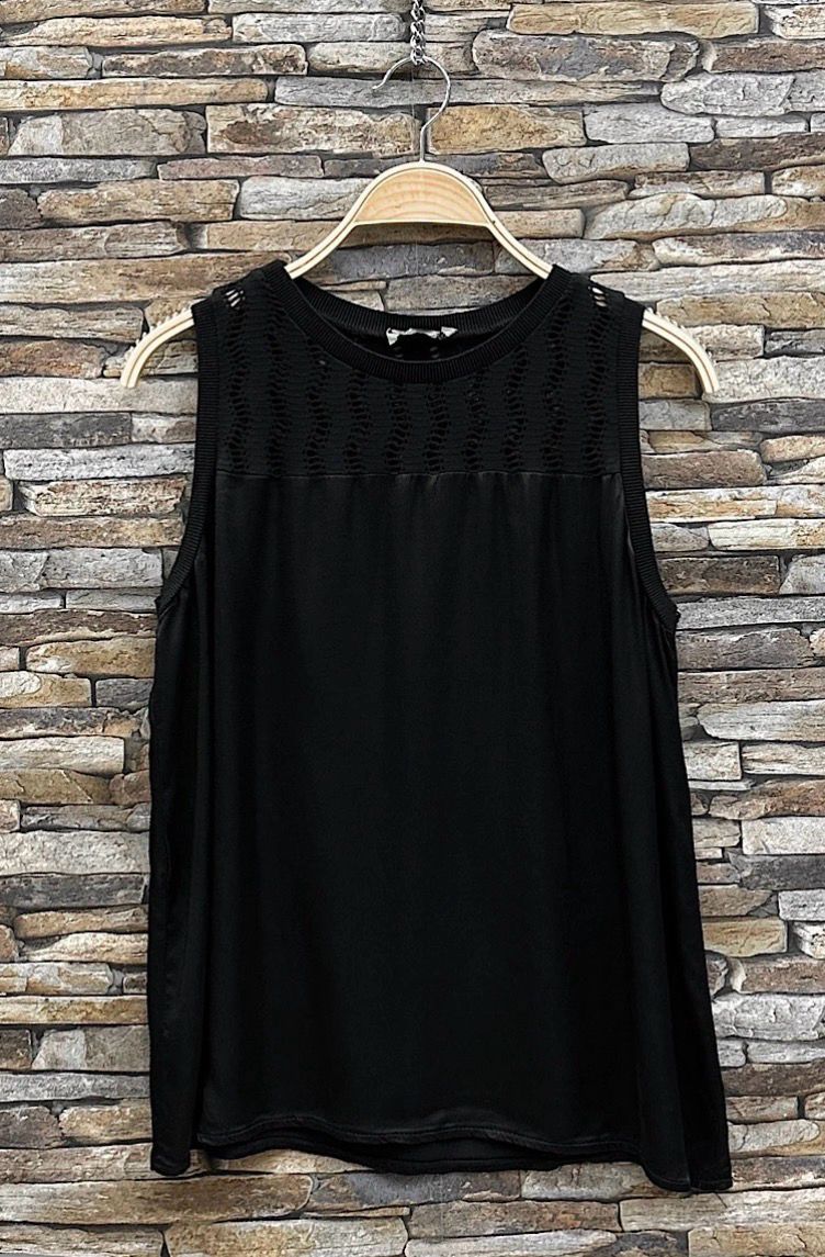 Elegante mouwloze top met opengewerkt bovenstuk