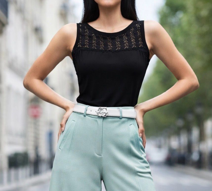 Elegante mouwloze top met opengewerkt bovenstuk