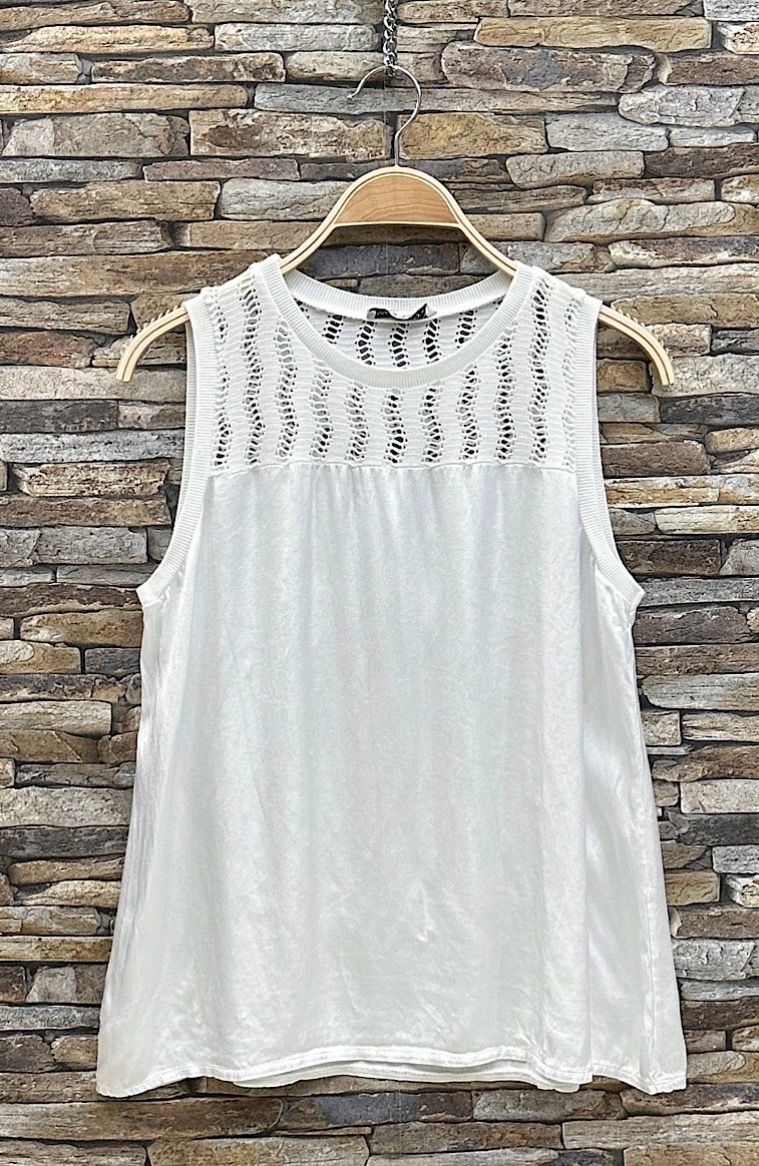 Elegante mouwloze top met opengewerkt bovenstuk