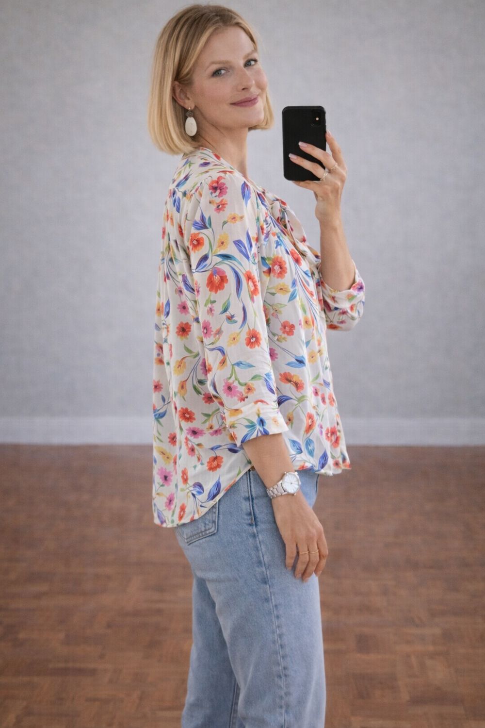 Luchtige Fijne Zomerse Blouse Met Elegante Strik- Bloemenmotiwf