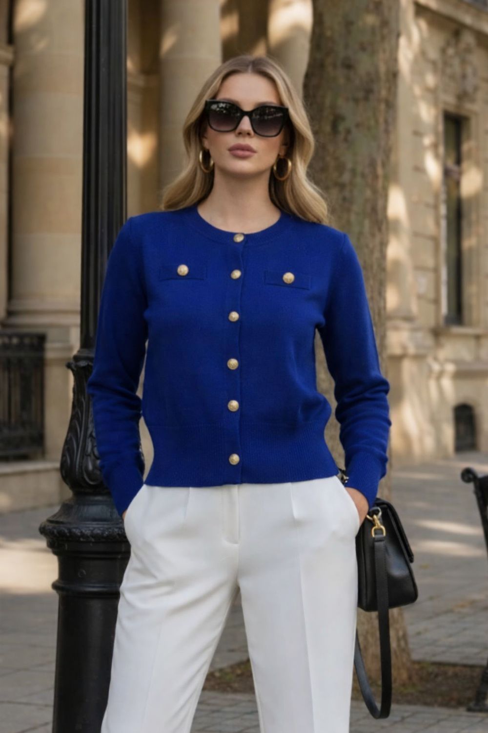 Blauw fijngebreid Cardigan met gouden knopen – elegante pasvorm