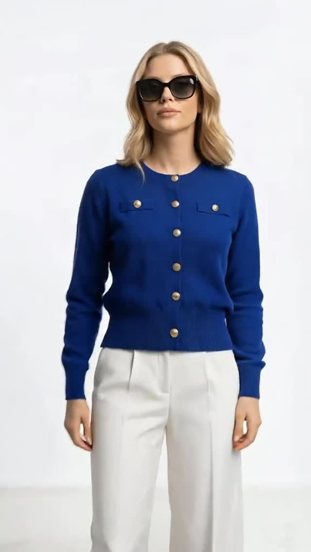 Blauw fijngebreid Cardigan met gouden knopen – elegante pasvorm