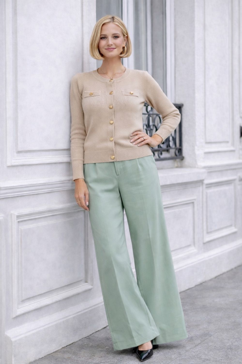 Beige fijngebreid Cardigan met gouden knopen – elegante pasvorm