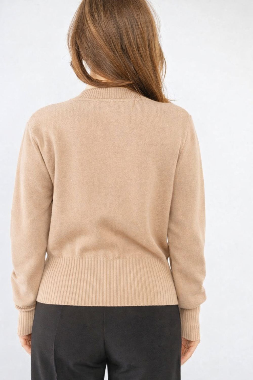 Beige fijngebreid Cardigan met gouden knopen – elegante pasvorm