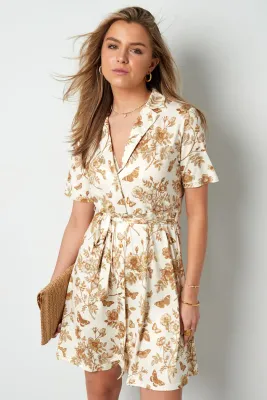 Elegante Jurk met Print en Knoopdetail – Vrouwelijke Pasvorm