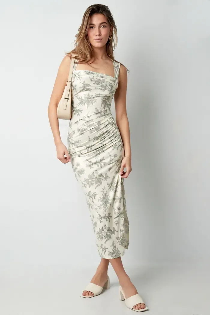 Elegante Midi Jurk met Fijne Print en Split – Aansluitende Pasvorm