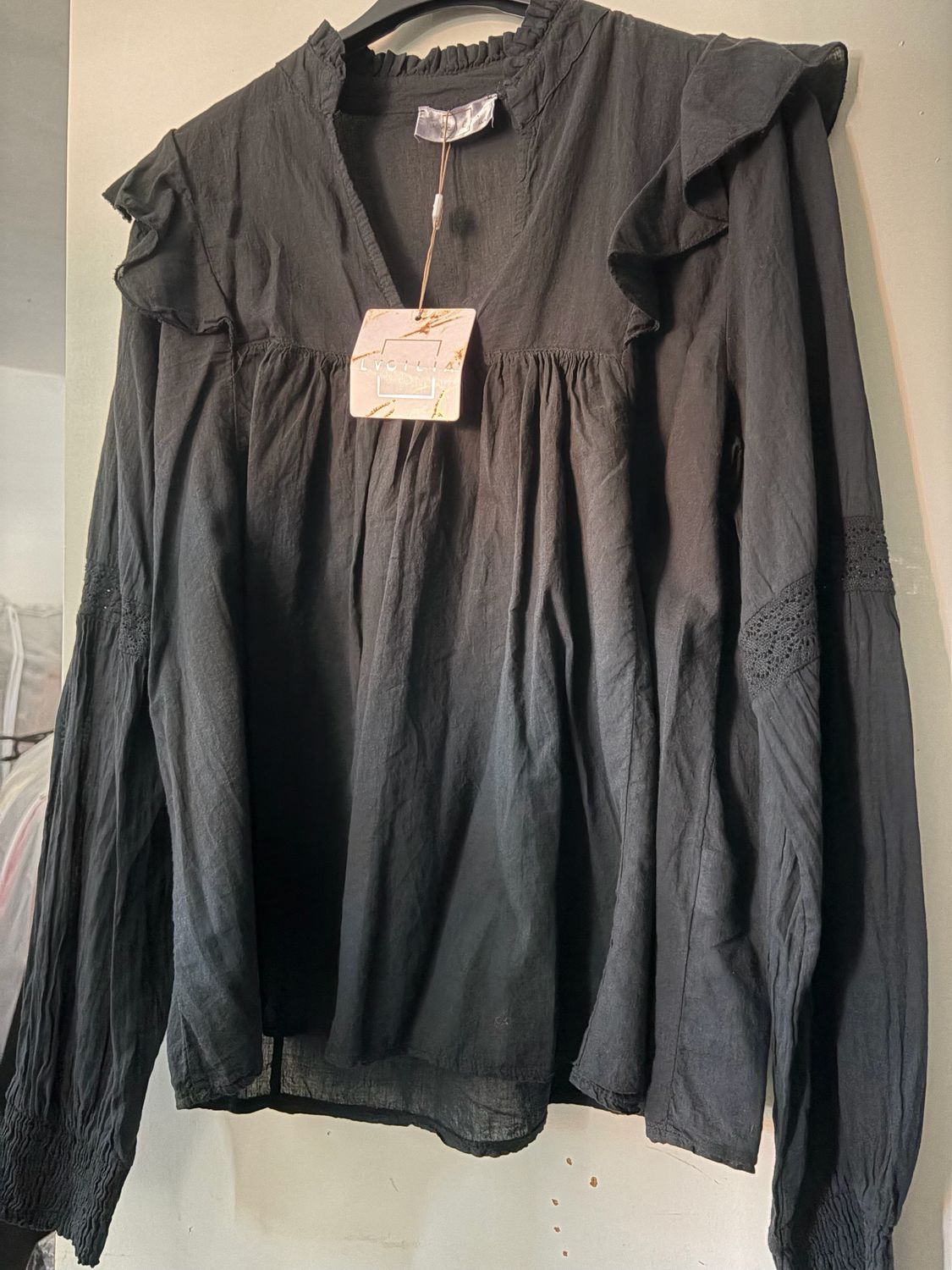 Luchtige blouse/top met V-hals en volumemouwen