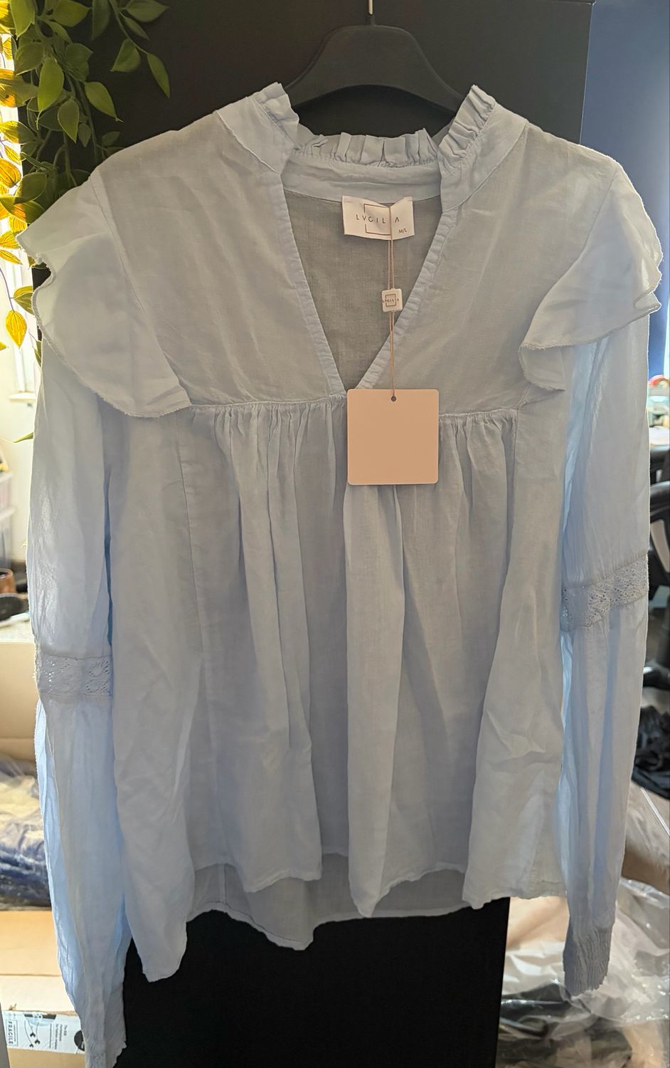 Luchtige blouse/top met V-hals en volumemouwen