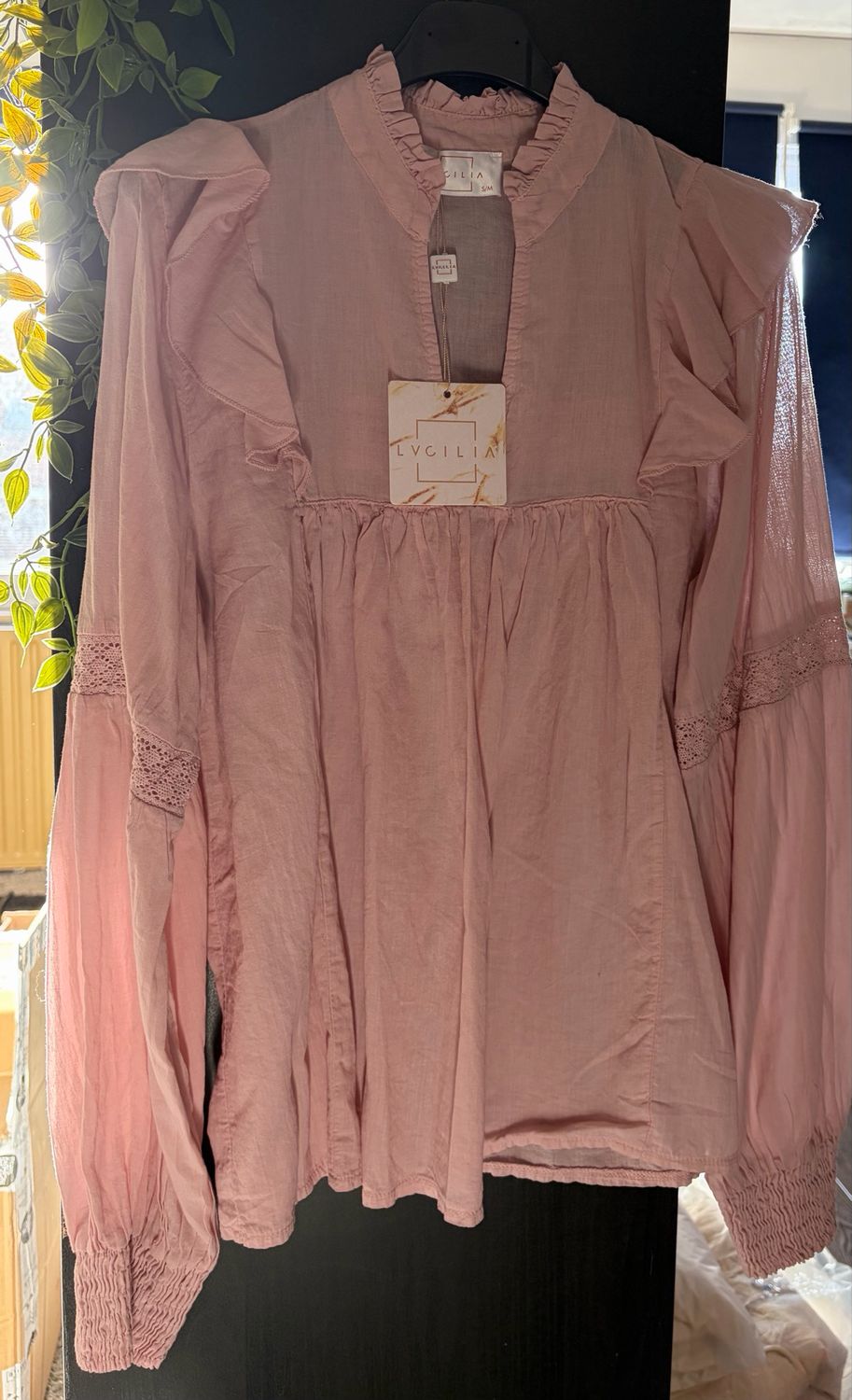 Luchtige blouse/top met V-hals en volumemouwen