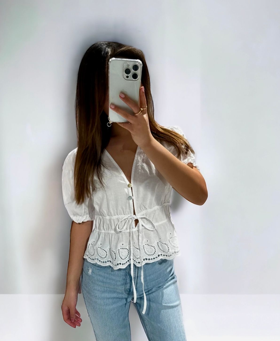 V-hals blouse met broderie en strikdetail