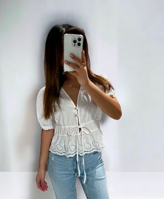 V-hals blouse met broderie en strikdetail