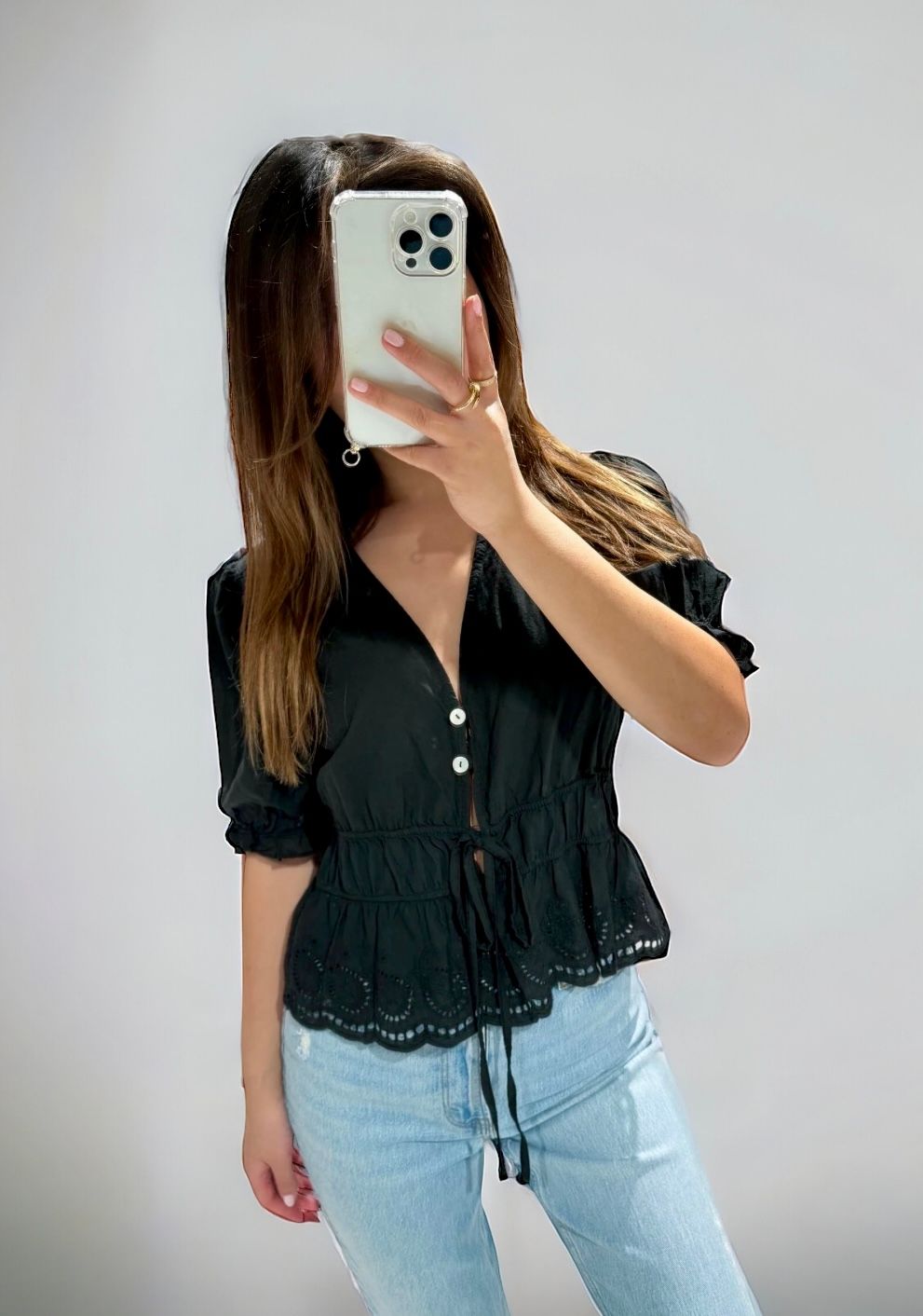 V-hals blouse met broderie en strikdetail