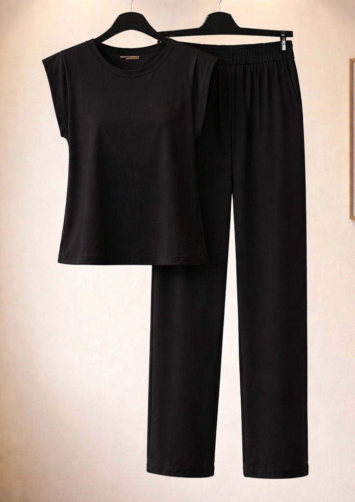 Elegante Comfort  set met rechte broek en schouderdetail top