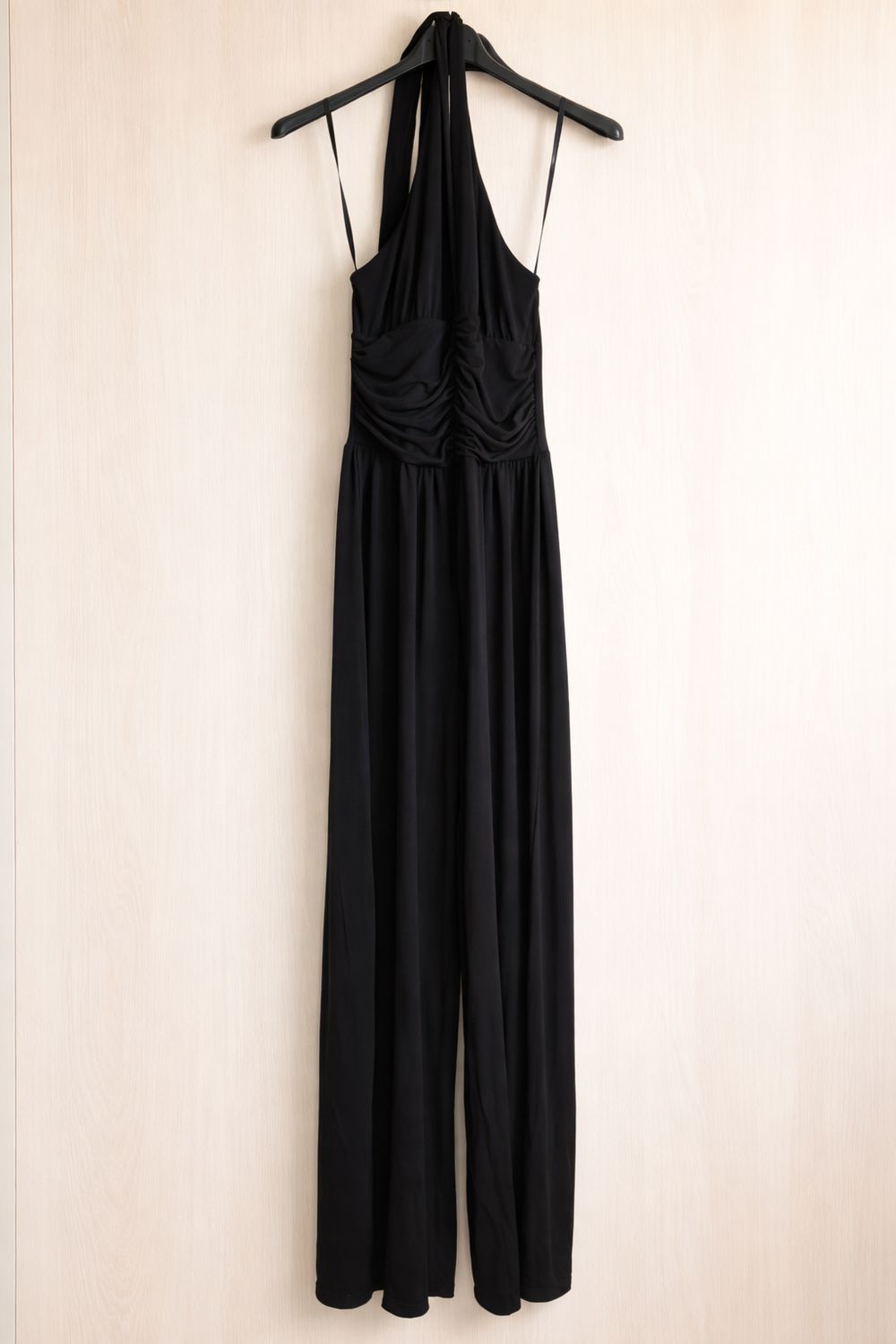 Zwarte Halter Jumpsuit – Elegante One Piece met Flatterende Fit