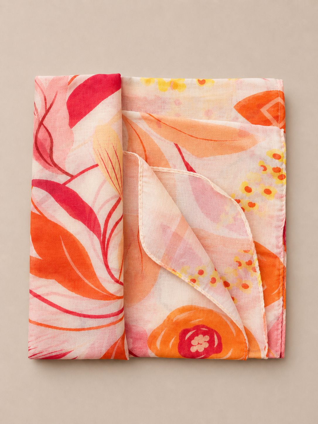 Lichte sjaal met zachte bloemenprint | Zomers &amp; elegant