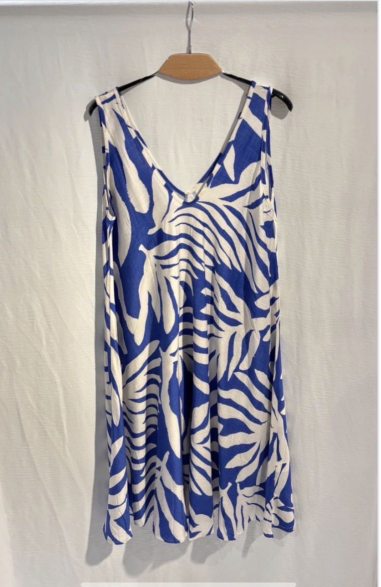 Blauwe midi jurk met witte print – luchtige zomerjurk