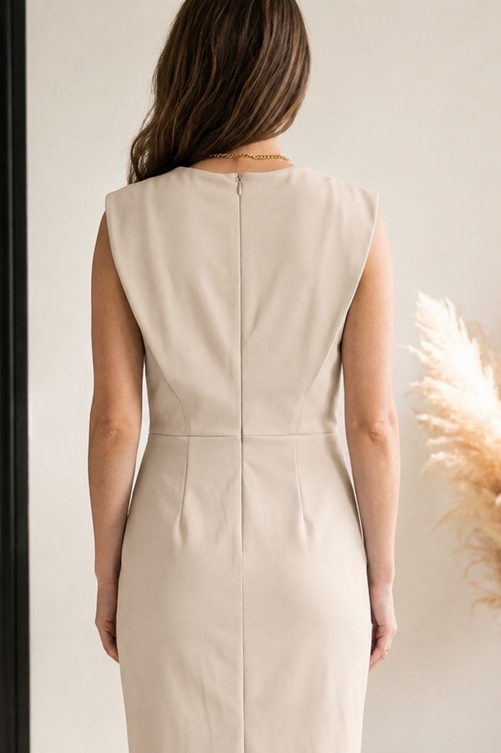 Elegante Midi Jurk met Gouden Tailleketting