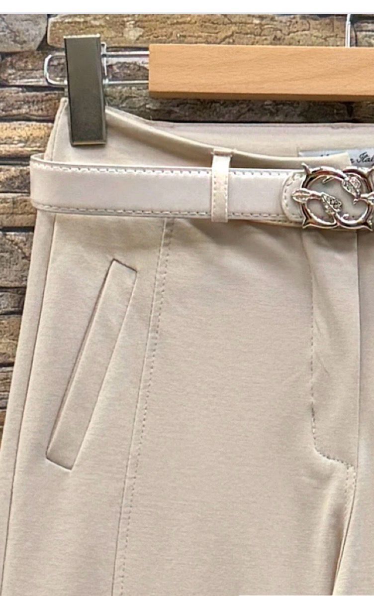 Palazzo Broek Beige- Witte Top Met Mesh Detail - Ecru Tweed Jasje- Ketting Stainless Steel