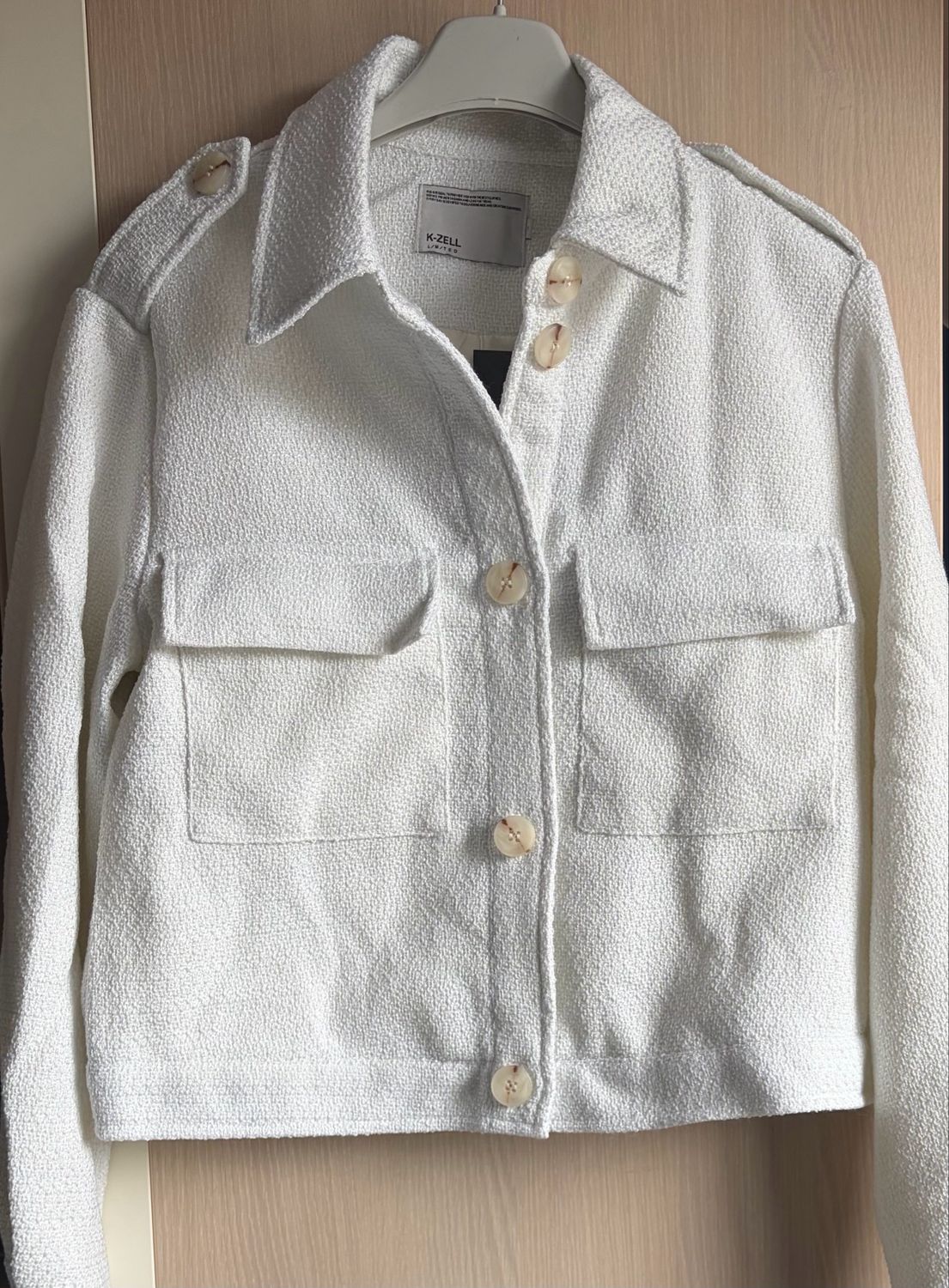 Palazzo Broek Beige- Witte Top Met Mesh Detail - Ecru Tweed Jasje- Ketting Stainless Steel