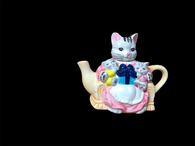Novel Teapot - Cat Family
