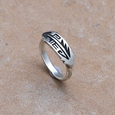 Thin feather ring w/overlay design