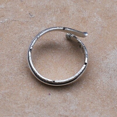 Thin adjustable feather ring