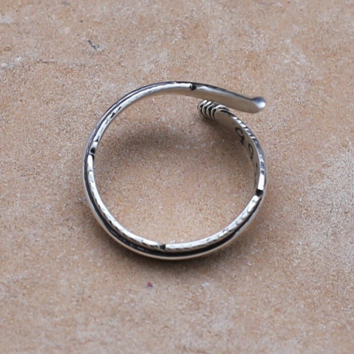 Thin adjustable feather ring