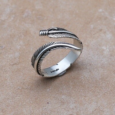 Thin adjustable feather ring