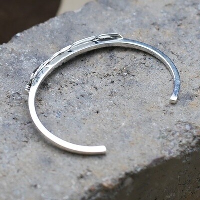Thin single feather bracelet